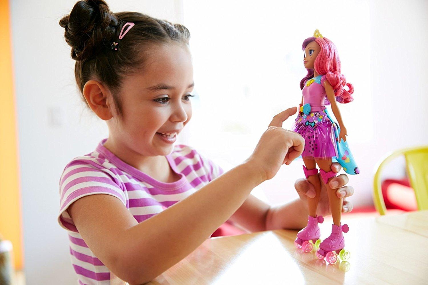 Девушка играет кукла. Куклы для девочек. Игровые куклы Барби. Игры для девочек куклы. Куклы Барби виртуальный мир.